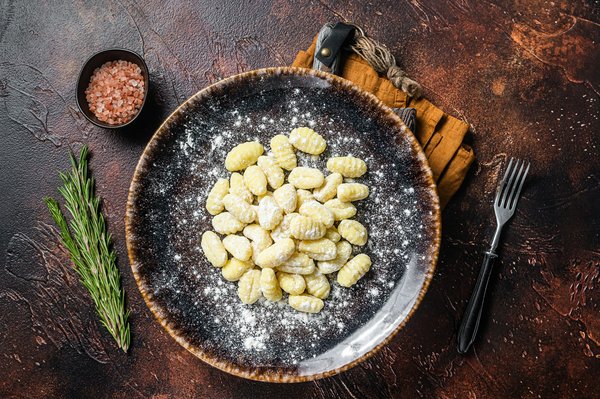 Quelle est la meilleure manière de préparer des gnocchis maison à la pomme de terre pour qu'ils soient légers et moelleux?