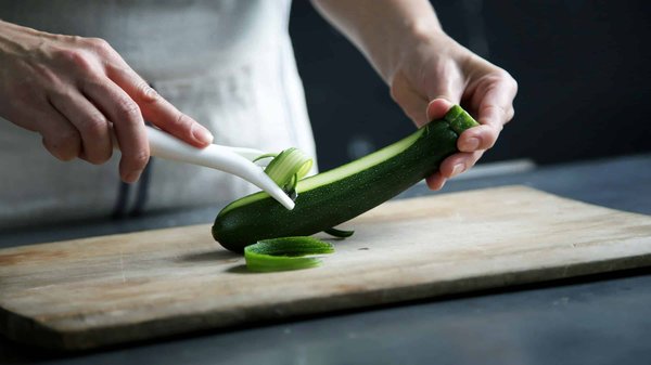 Comment préparer des roulés de courgettes aux herbes sans fromage pour une entrée légère ?